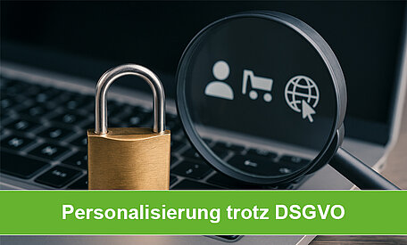 Ein kleines Schloß steht mit einer Lupe auf einem Laptop