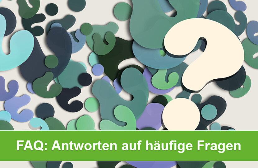 Verschiedenfarbige Fragezeichen übereinander mit einer grünen Bauchbinde