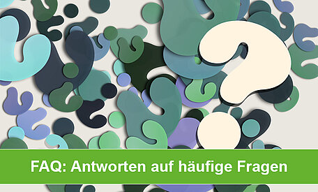 Verschiedenfarbige Fragezeichen übereinander mit einer grünen Bauchbinde