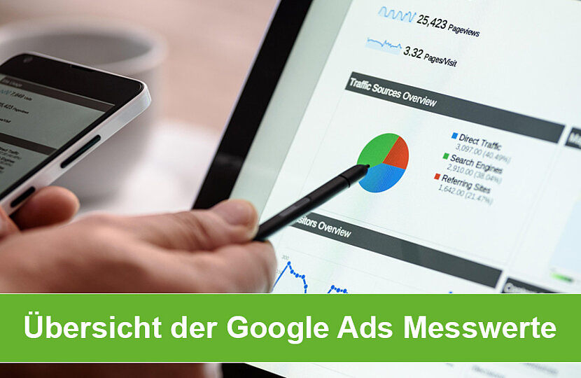 Eine Hand zeigt mit einem schwarzen Stift auf einen Monitor