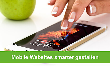 Dieses Bild zeigt ein weißes Apple iPhone mit einer Hand, die den Bildschirm berührt.