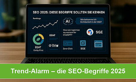 Ein Laptop auf einem Schreibtisch mit einer grünen Bauchbinde: Trend-Alarm – die heißesten SEO-Begriffe 2025