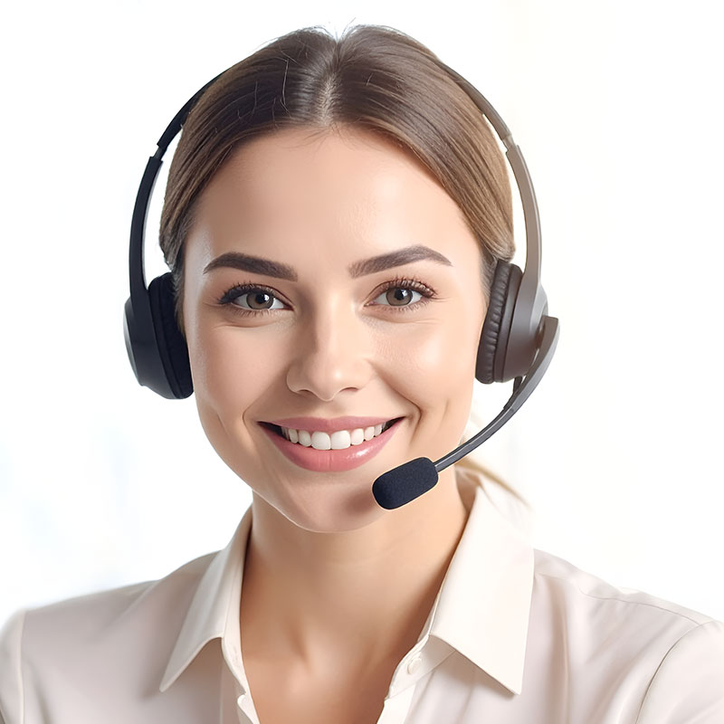 KI im Büro Dieses Bild zeigt eine lächelnde Person, die ein Headset trägt.