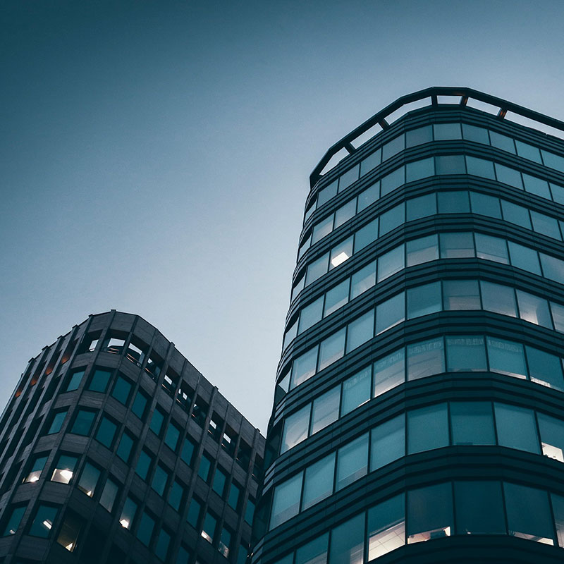 KI in der Arbeitswelt Ein Mann im Anzug erklärt im Büro seinen Kollegen etwas