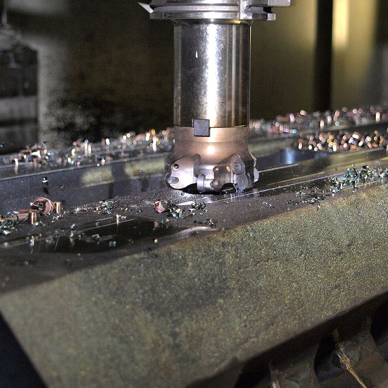 Künstliche Intelligenz am Arbeitsplatz Eine CNC-Fräsmaschine bei der Bearbeitung eines Metallwerkstücks