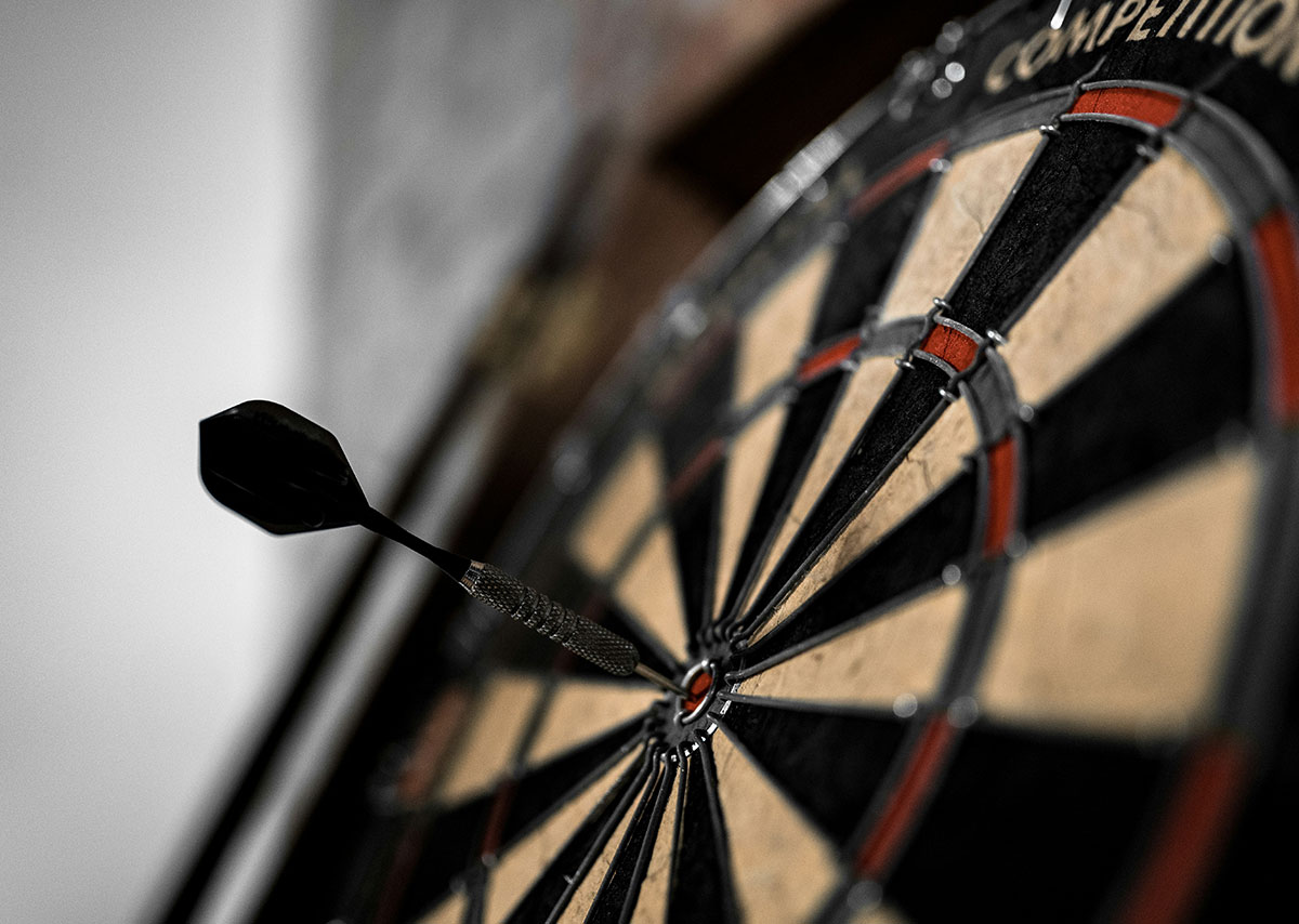 Was ist eine Case Study? Ein Dartpfeil steckt in der Mitte einer Dartscheibe