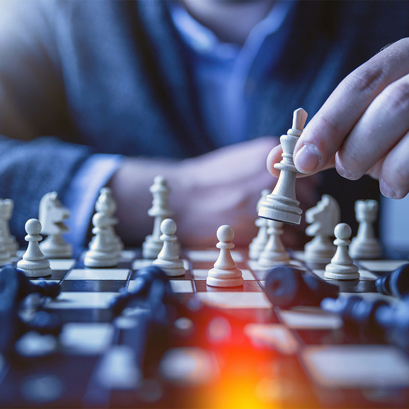 Ein Mann spielt Schach