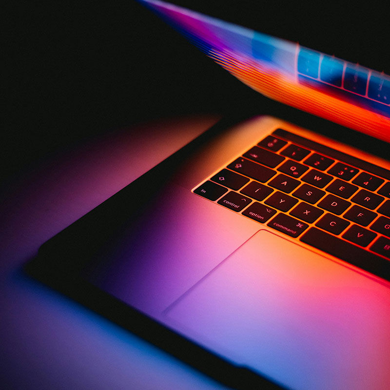 Diese Arten von E-Books gibt es Bunt beleuchteter Laptop