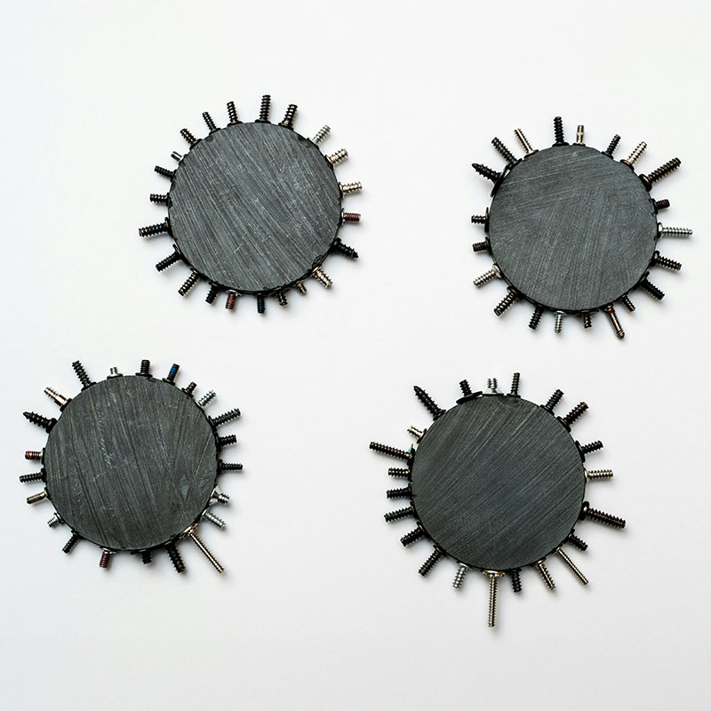 4 runde, schwarze Magnete mit Schrauben
