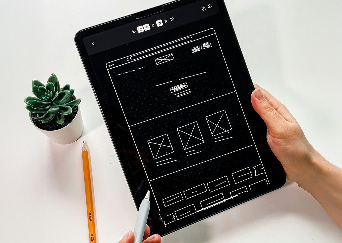 Eine Person macht Skizzen auf einem Tablet