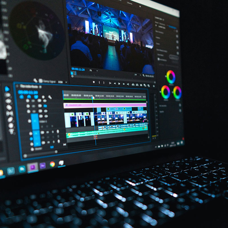 Ein PC-Monitor mit Tastatur auf dem ein Video bearbeitet wird