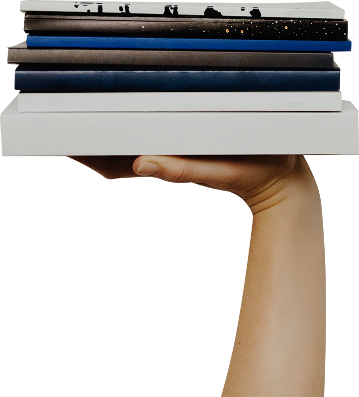 Eine Hand hält mehrere Bücher hoch
