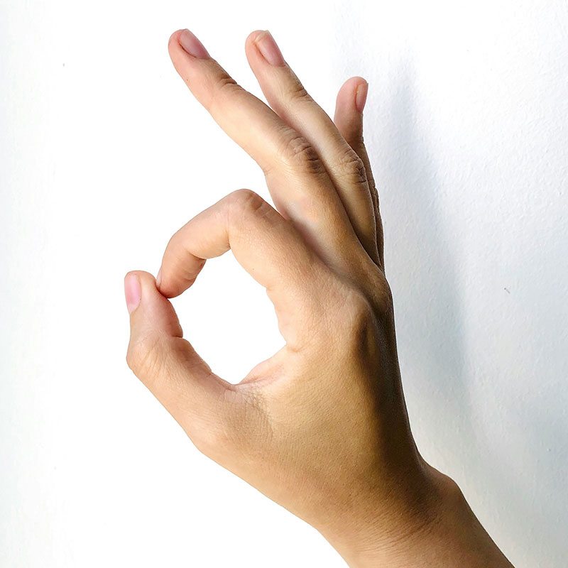 Personen mit der rechten Hand Daumen hoch