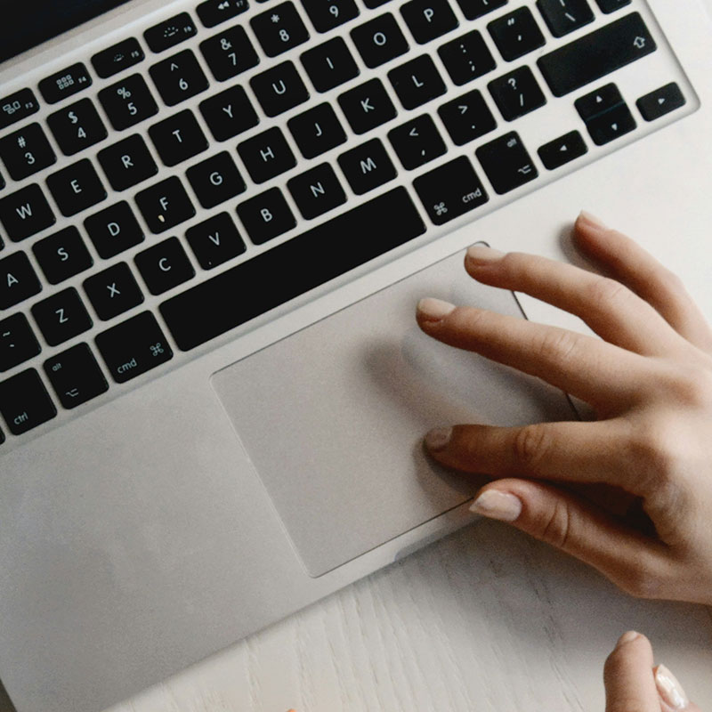 Richtwerte für eine „gute“ Klickrate Person, die auf MacBook Pro-Tasten tippt