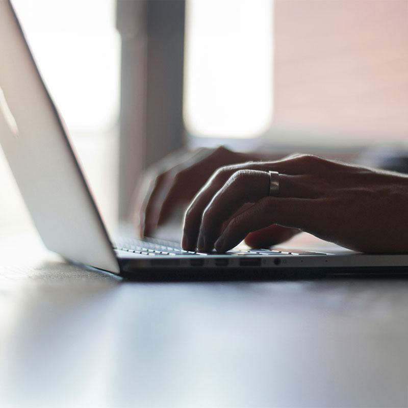 Person, die Laptop benutzt