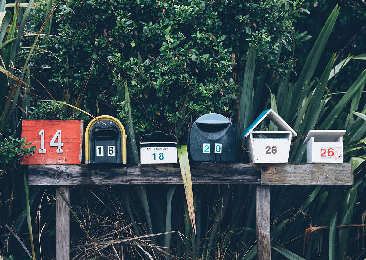 Was ist ein Newsletter? Sechs farblich sortierte Briefkästen