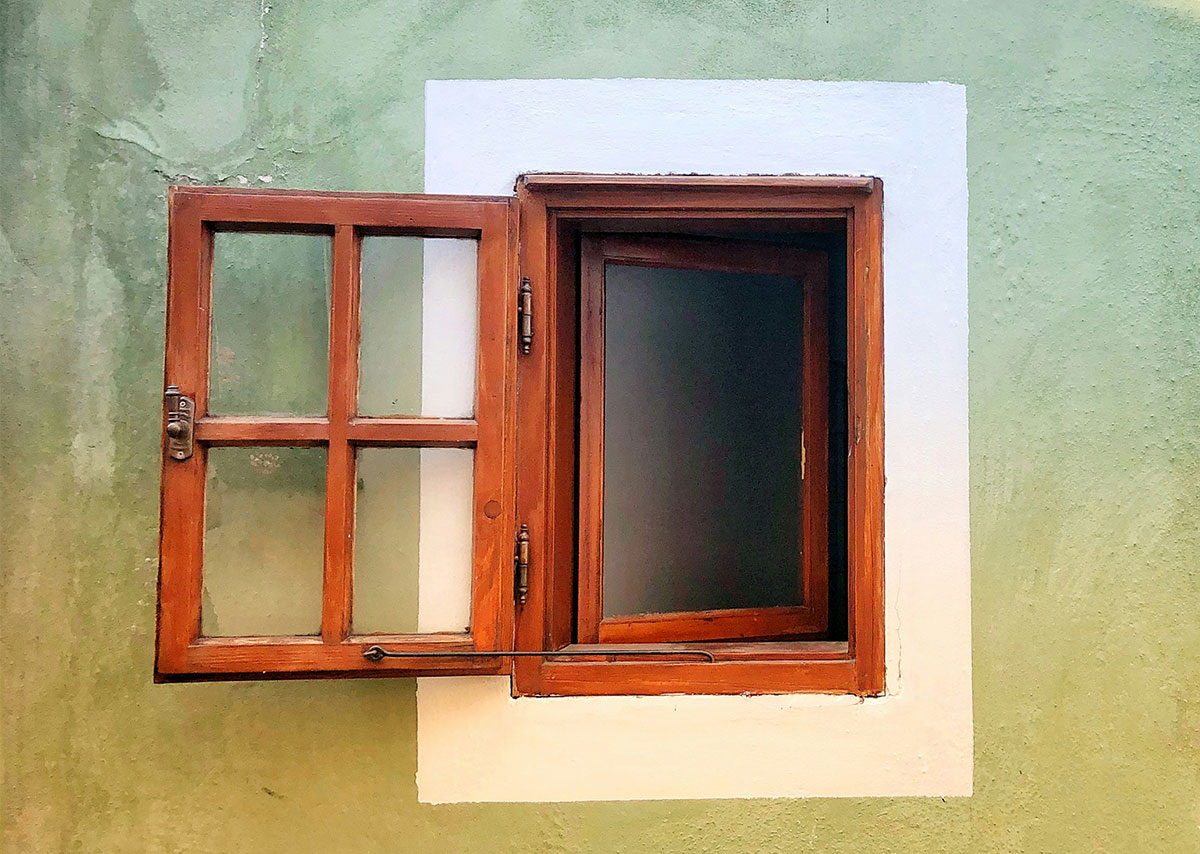 Geöffnetes braunes Holzfenster