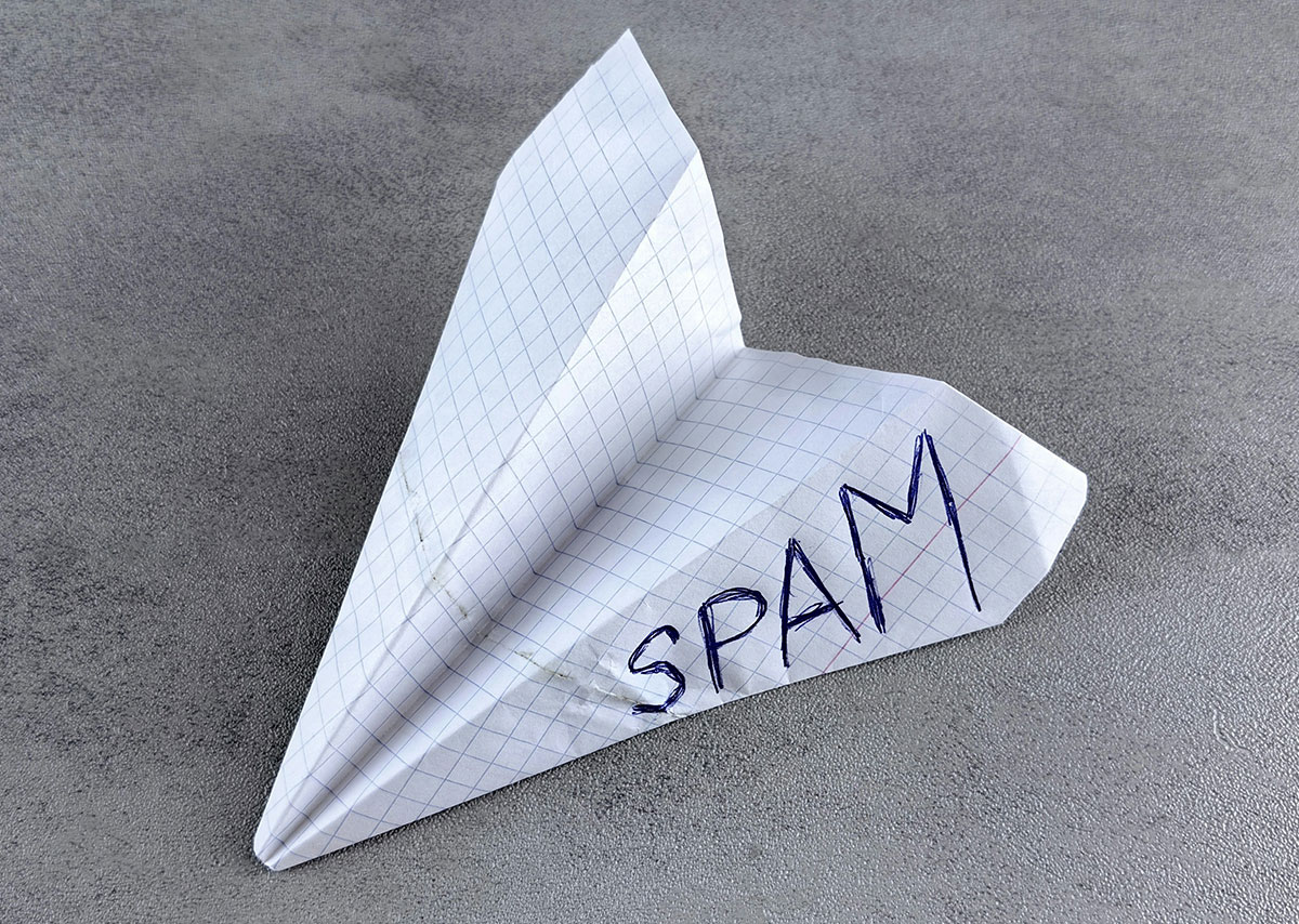 Ein Papierflieger mit der Aufschrift "Spam"