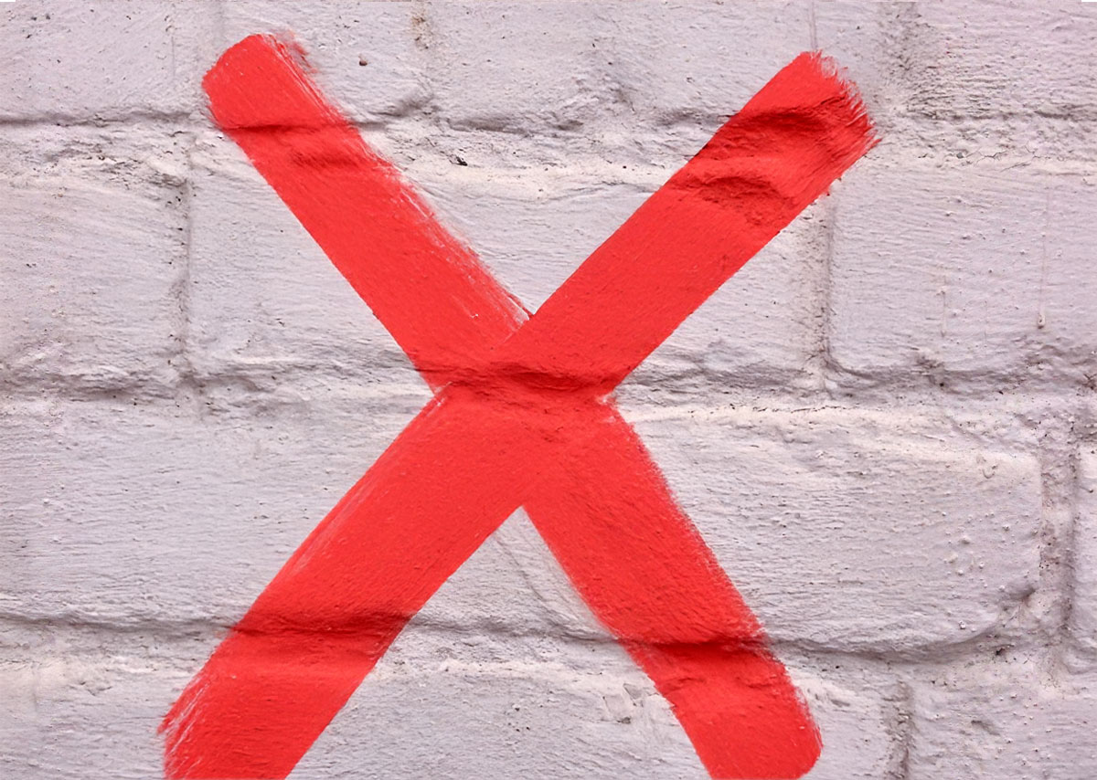 Rotes Graffiti auf einer Steinwand