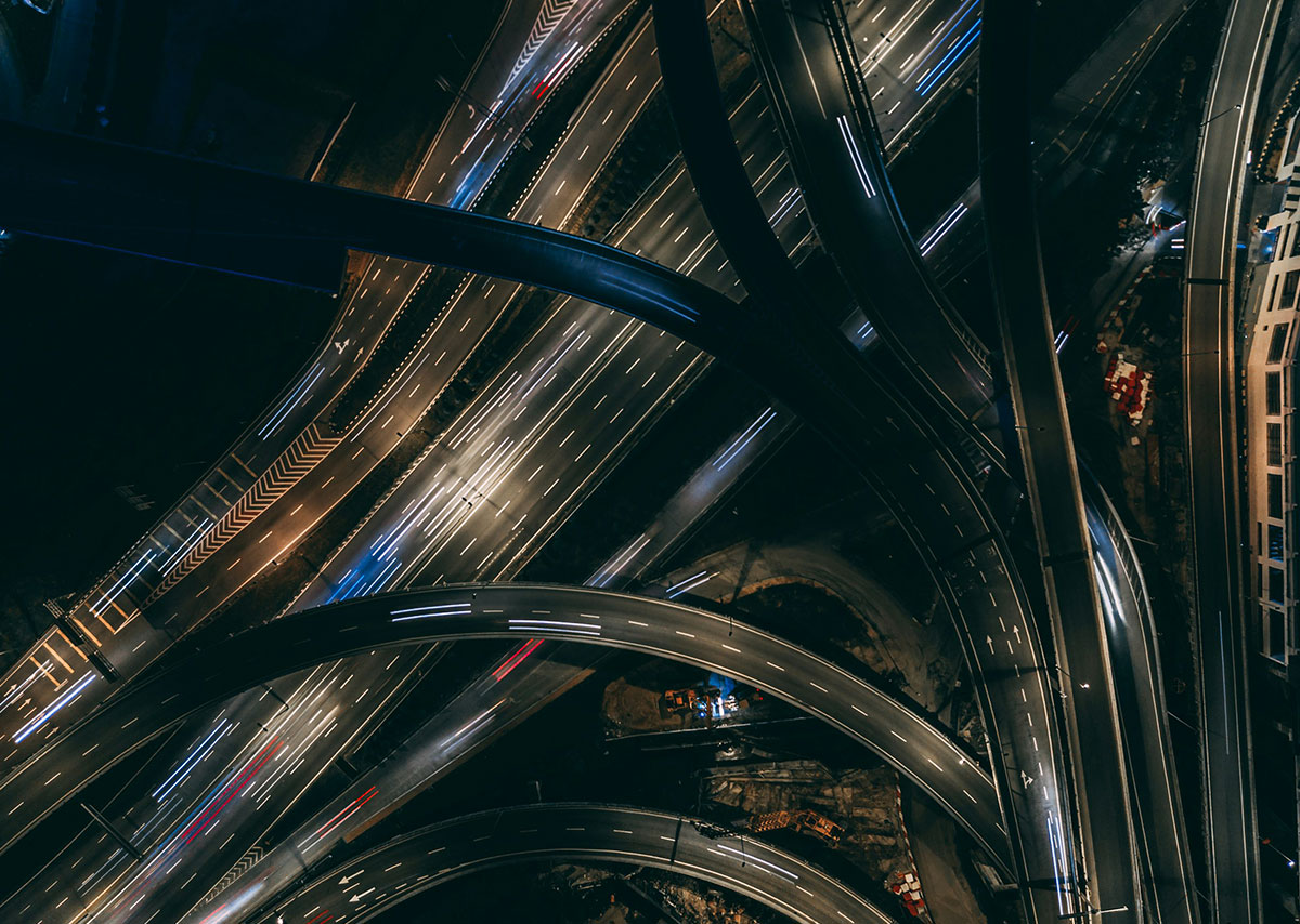 Eine Autobahnbrücke von oben