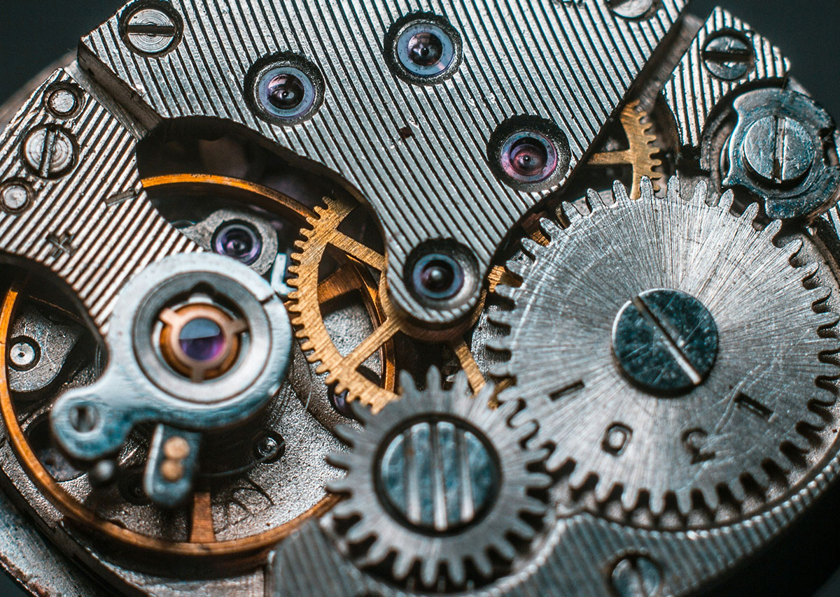 Das Bild zeigt das komplexe Innenleben eines mechanischen Uhrwerks.