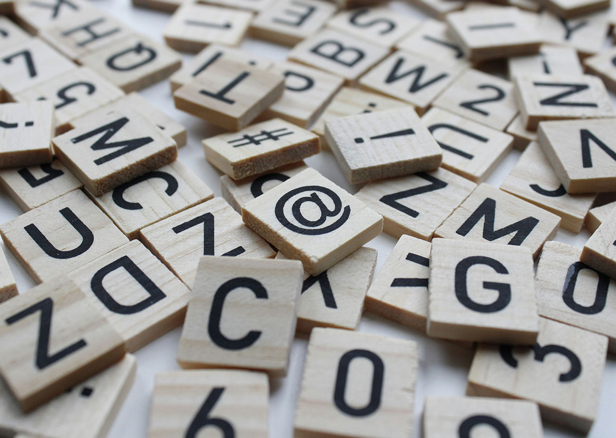 Was sind Negative Keywords? Ein Haufen von verschiedenen Holzklötzen mit Buchstaben darauf
