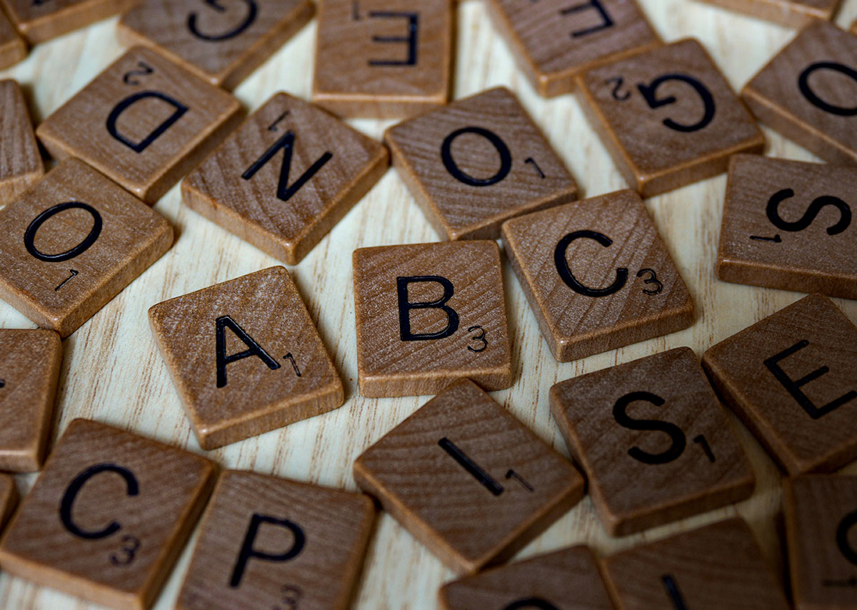 Vorteile von Negative Keywords Mehrere verschiedene Holzklötze mit Buchstaben darauf