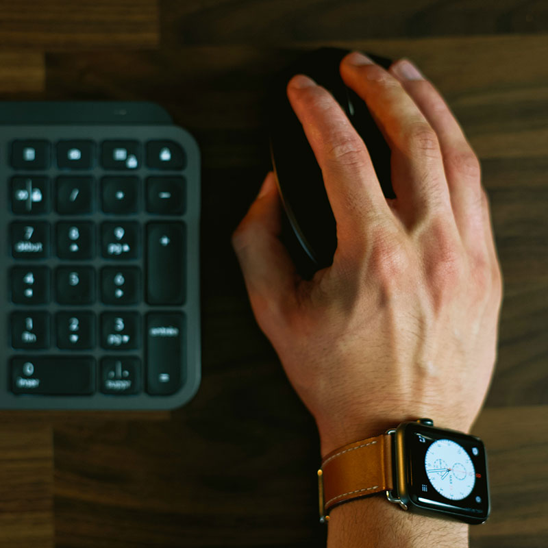 Person mit schwarzer und silberner Apple Watch