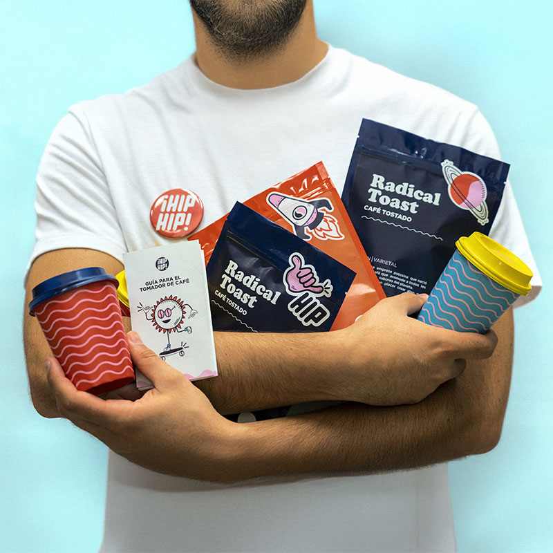 Ein Mann hält eine Tasse Kaffee und ein paar Snacks in der Hand