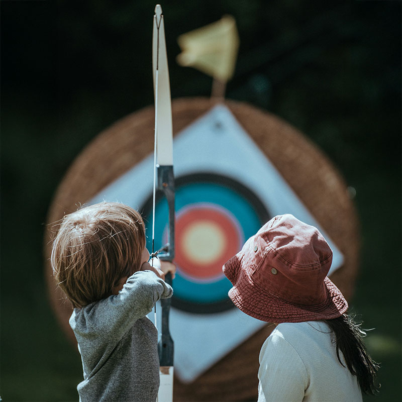 Zwei Kinder spielen Pfeil