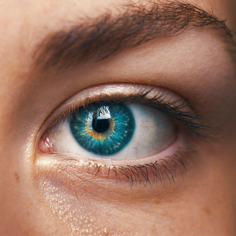 Selektiver Fokus der blauäugigen Person
