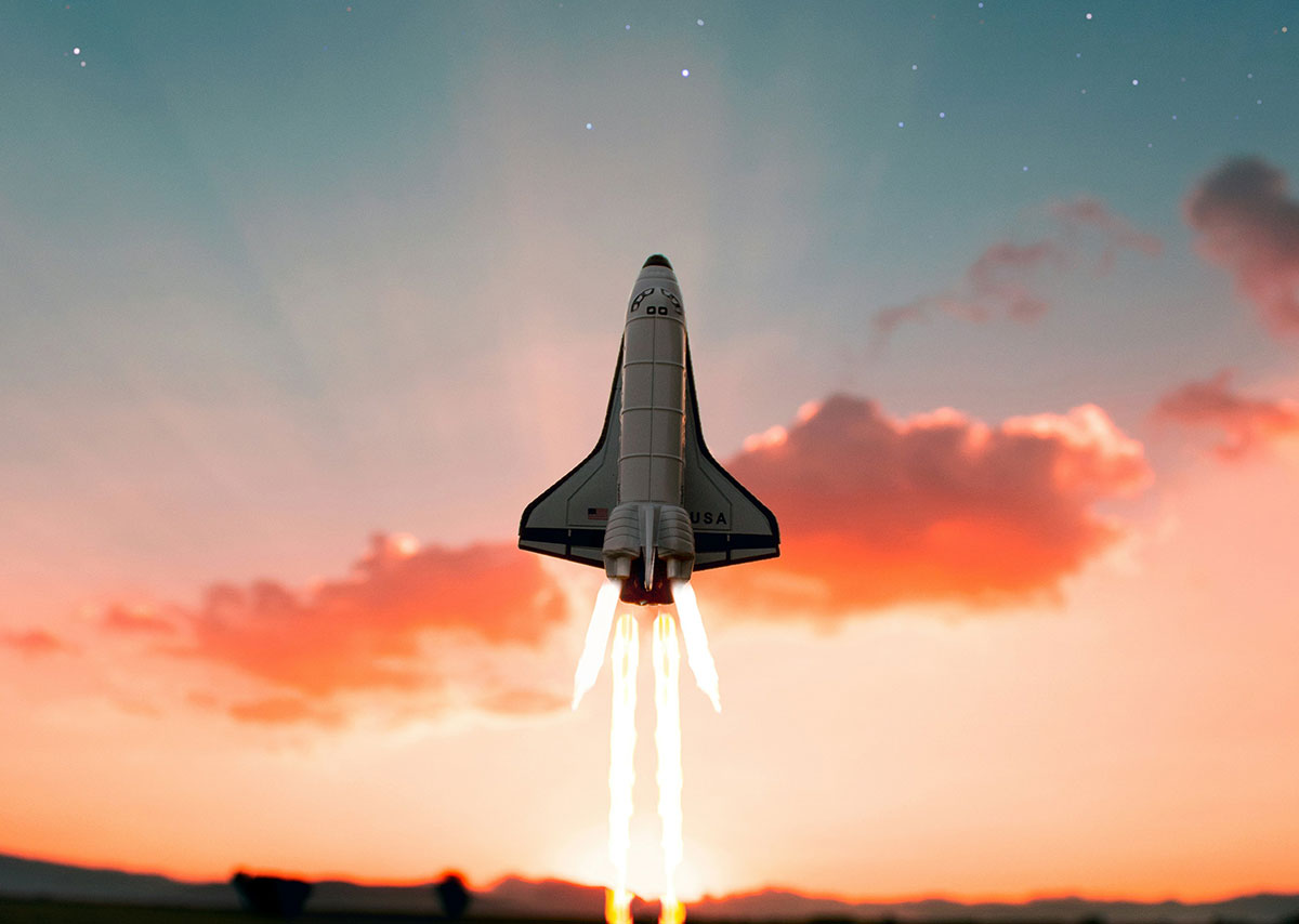 Relaunch und SEO Eine Weltraumrakete vor einem Abendhimmel