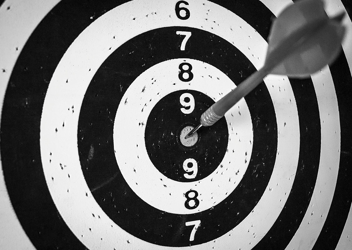 Schwarz-weiße runde Dartscheibe mit Pfeile