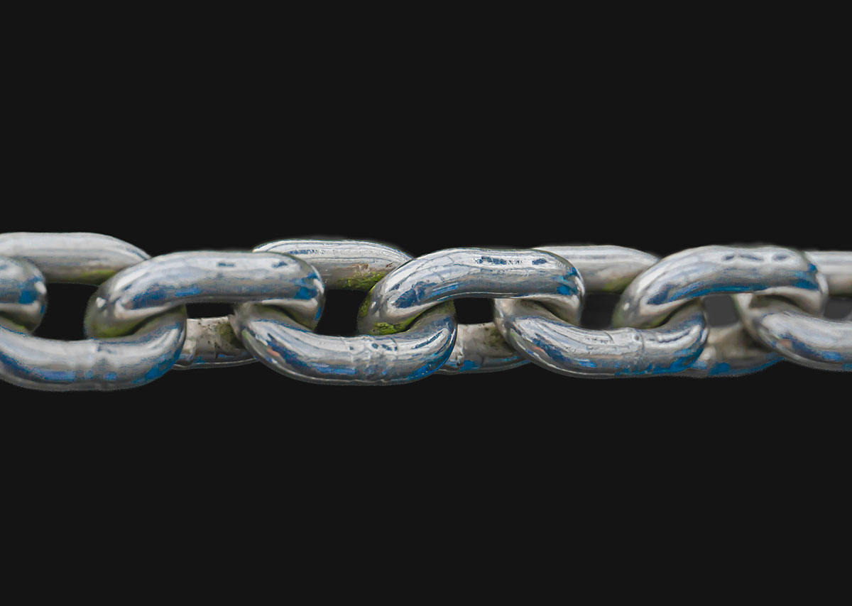 Eine weiß-blaue Kette auf schwarzem Hintergrund