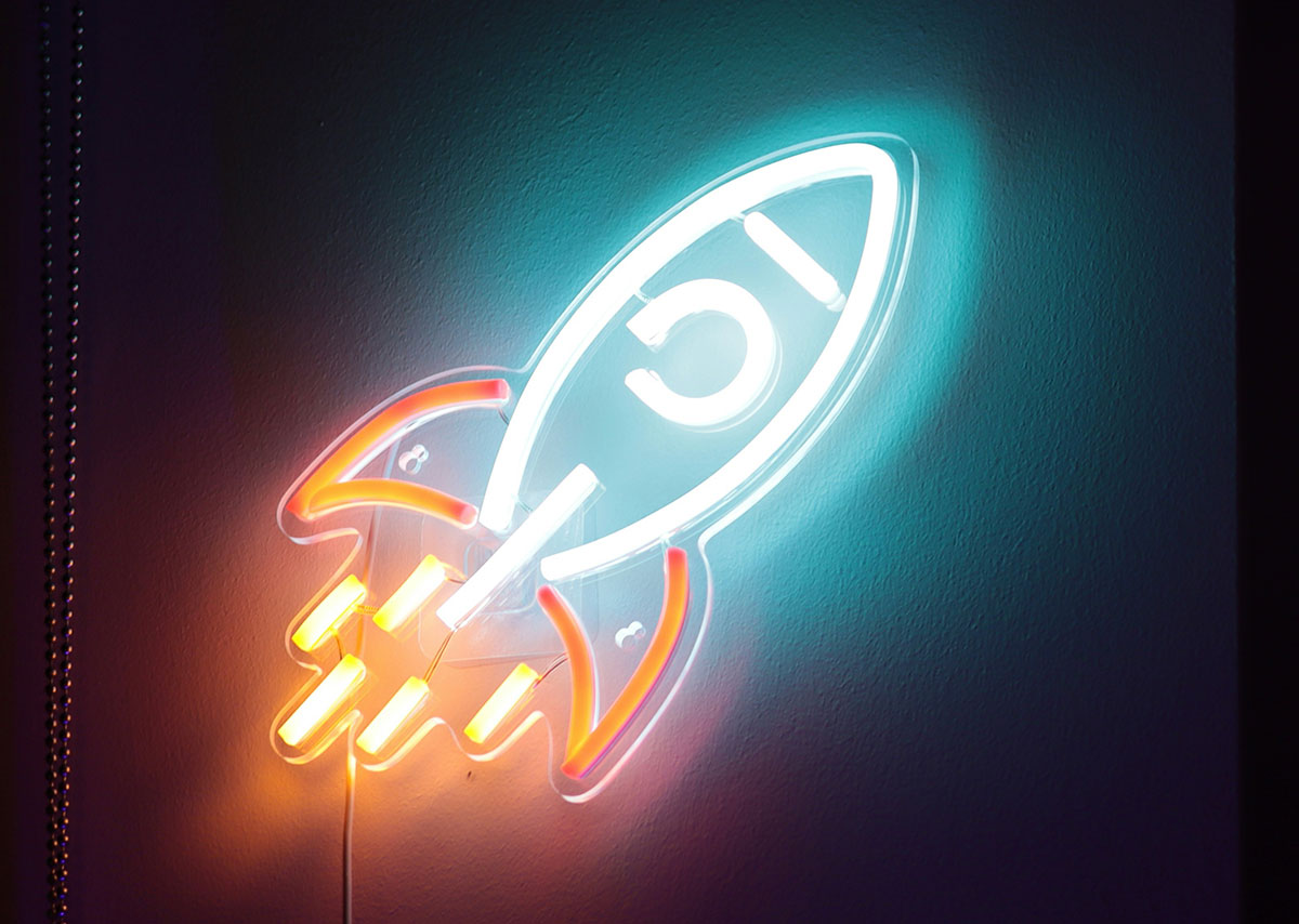 Eine Leuchtreklame mit einer Rakete darauf