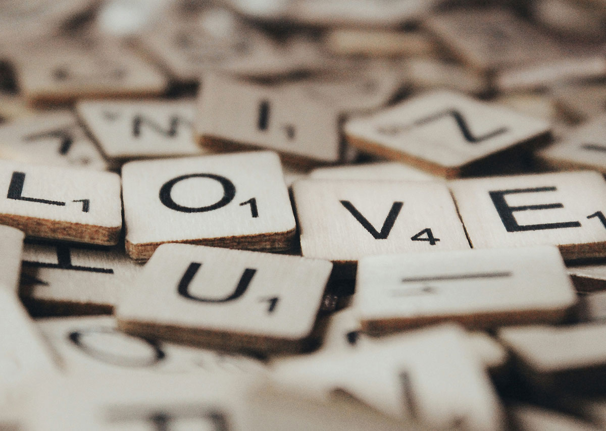 Eine Nahaufnahme von Scrabble-Buchstaben, die Liebe buchstabieren