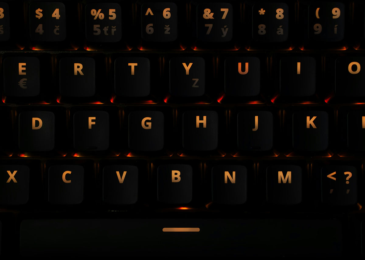 Nahaufnahme einer schwarzen Tastatur mit rotem Licht
