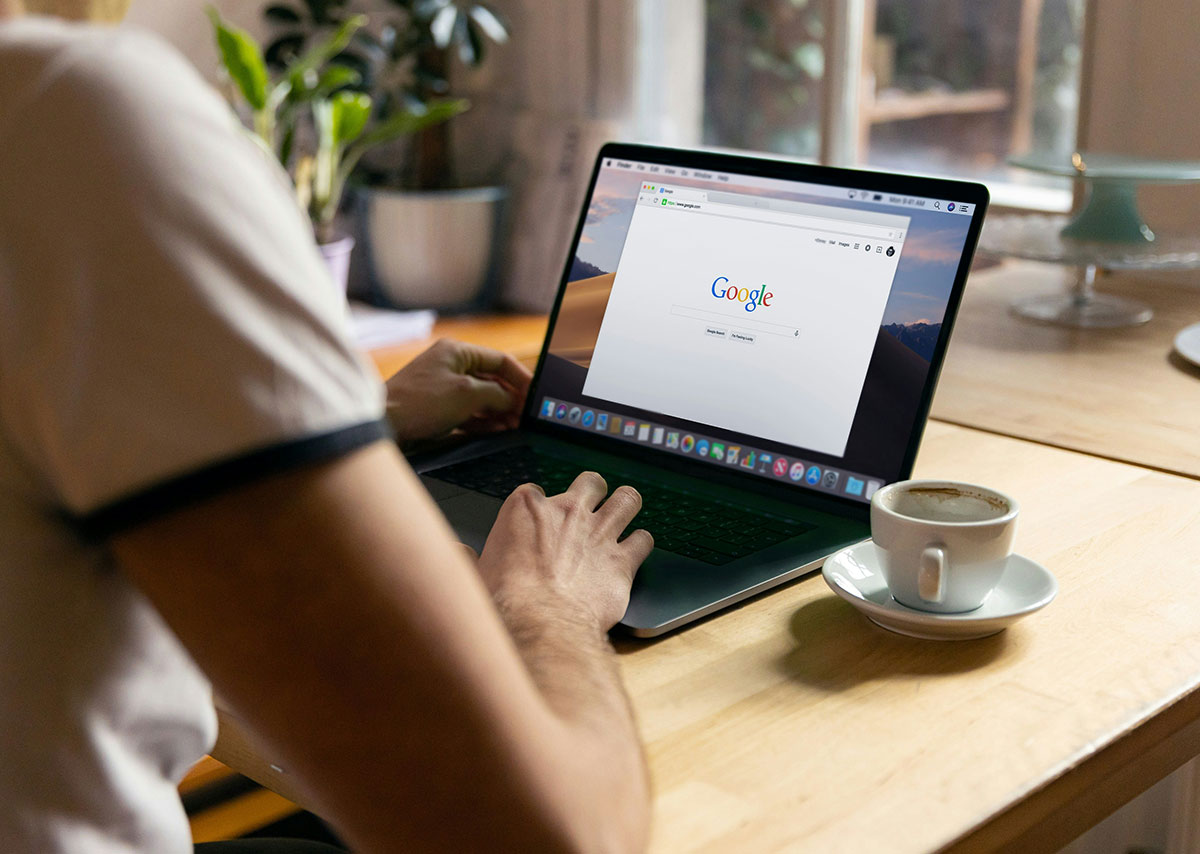 Person, die einen schwarzen Laptop benutzt