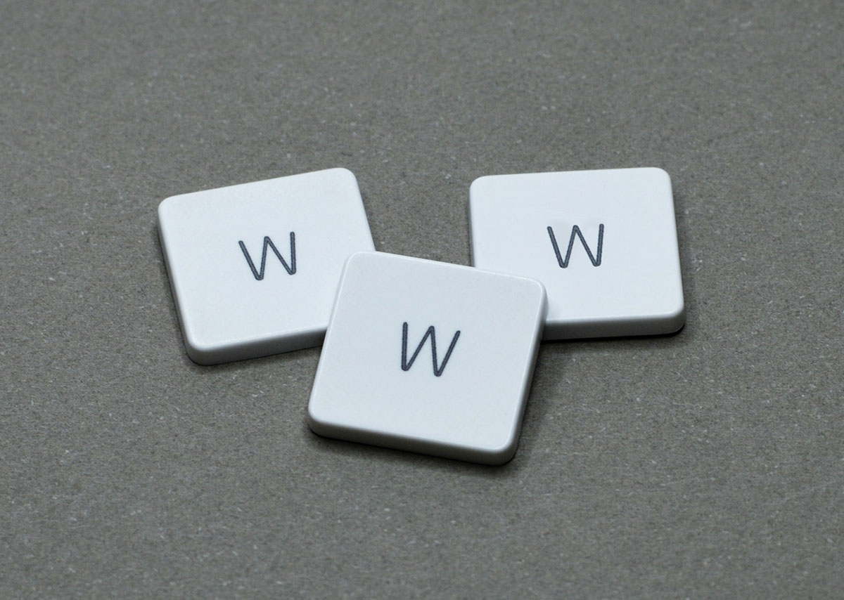 Beispiele für Short-Tail-Keywords 3 weiße Tastaturbuchstaben "www"