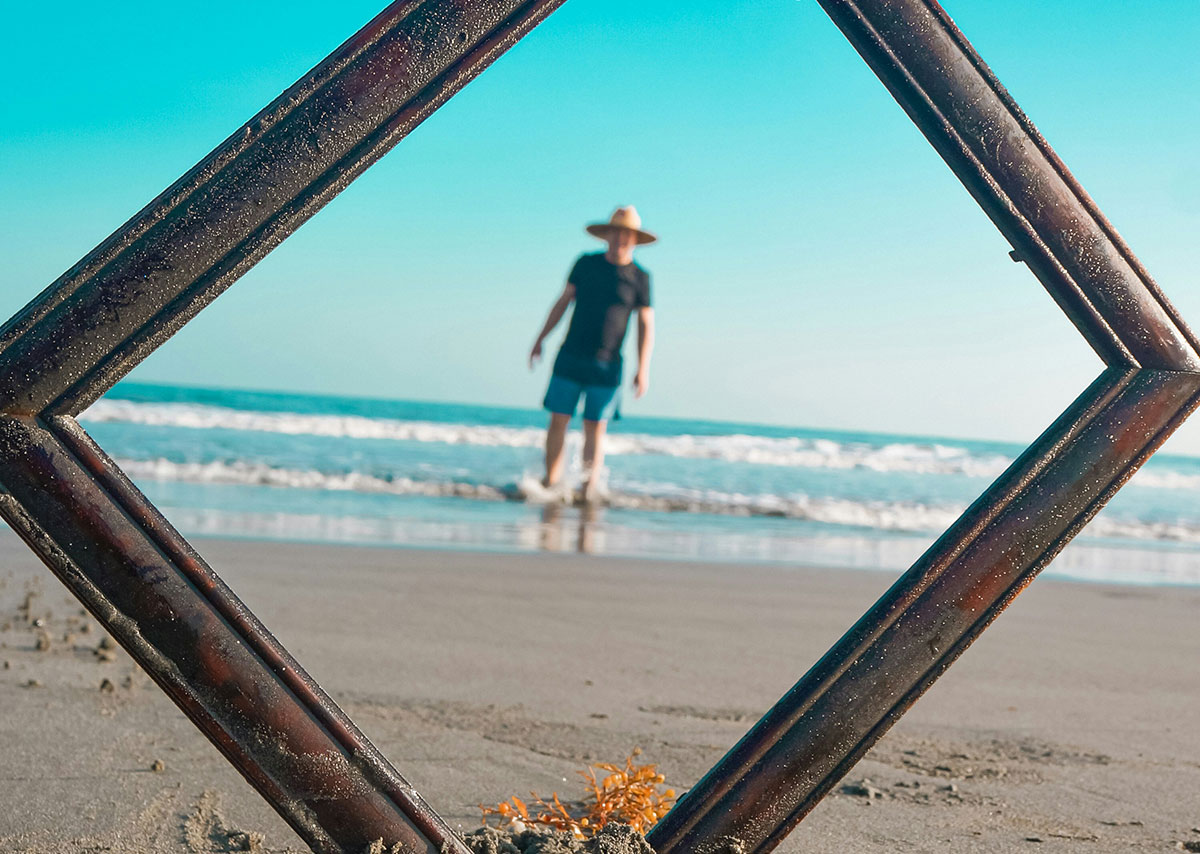 Was sind Snippets? Ein Bilderrahmen, der im Sand an einem Strand steckt
