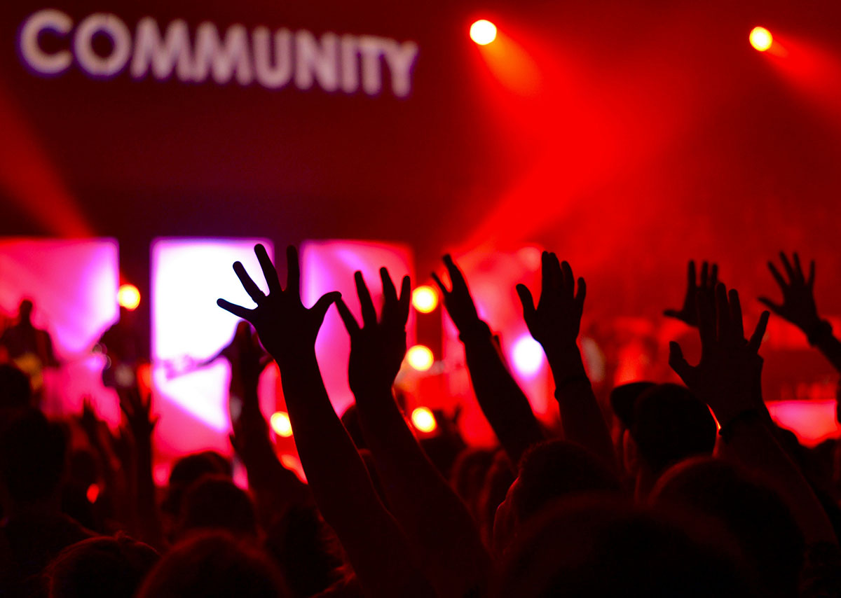 Menschen heben die Hand bei einem Konzert