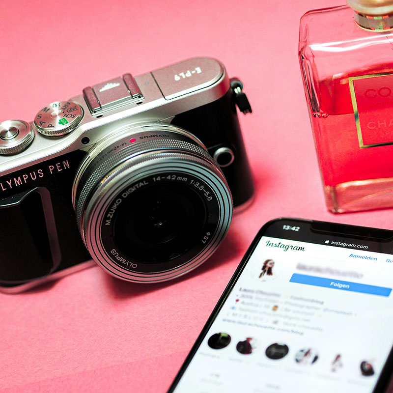 Schwarz und Silber Nikon DSLR-Kamera