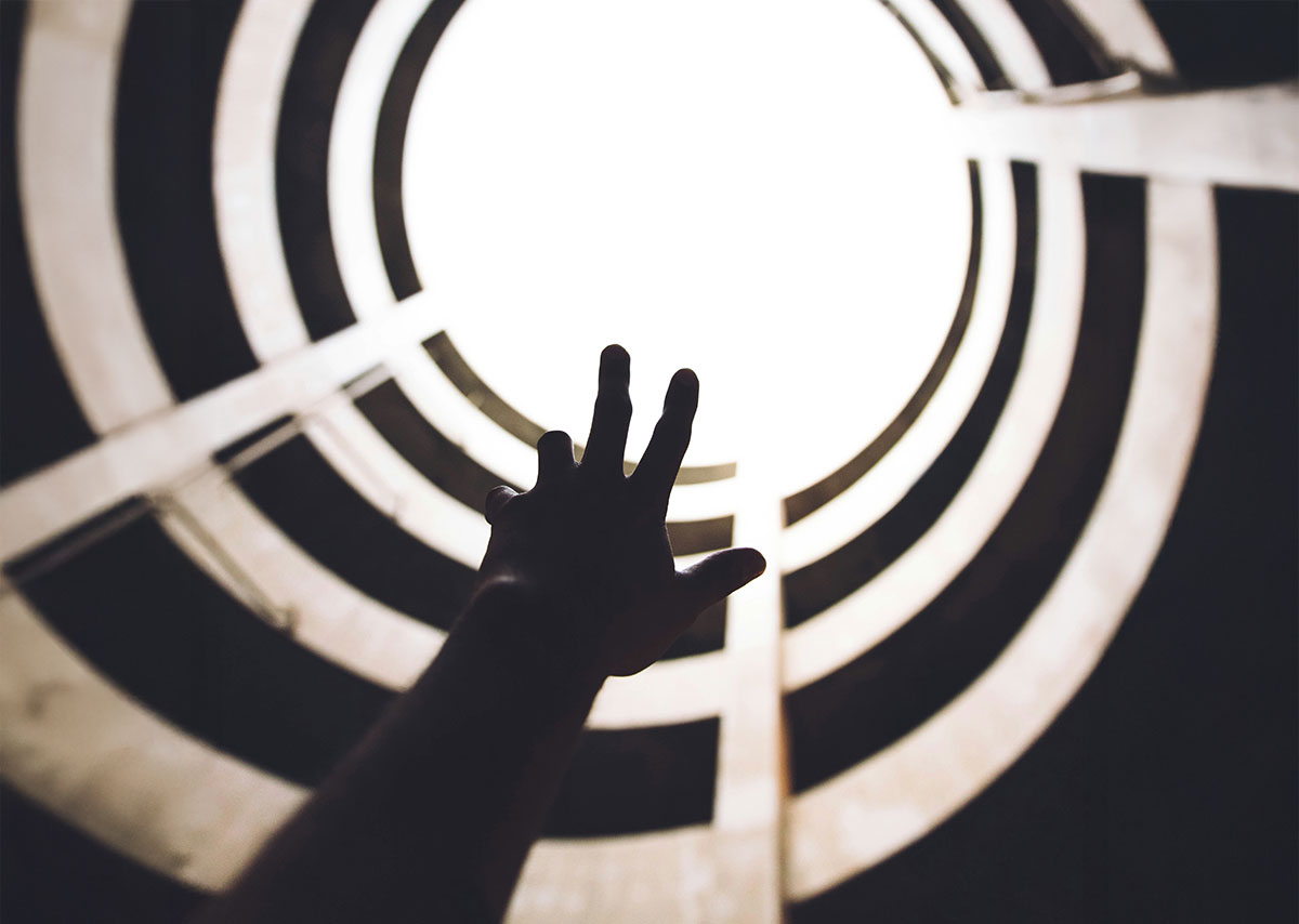 Person, die tagsüber die Hand hebt
