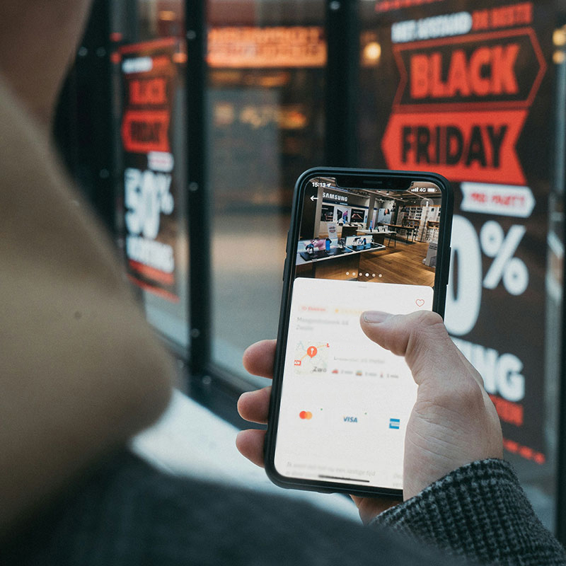 Person mit schwarzem Samsung Android Smartphone