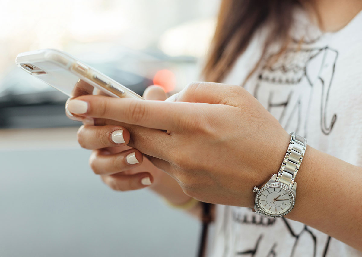 Frau mit iPhone während des Tages