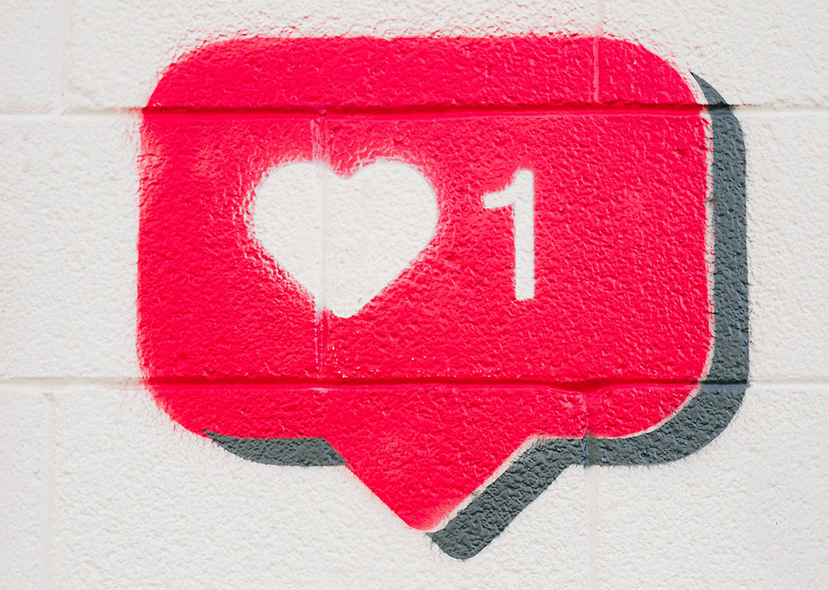 Social Media Ein roter Like Button auf eine Wand gesprüht