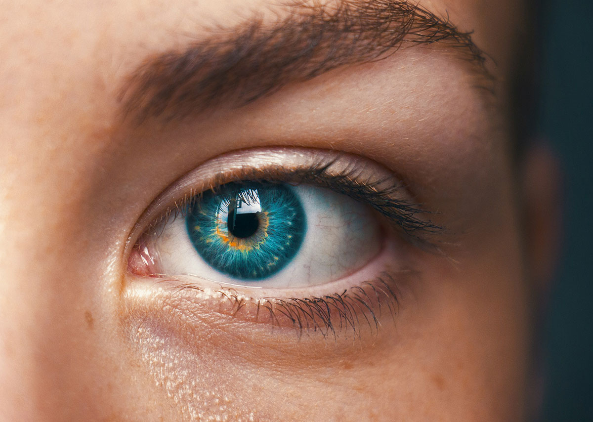Was ist Social Sight? Das Bild zeigt das Nahaufnahmefoto eines menschlichen Auges mit einer leuchtend blauen Iris