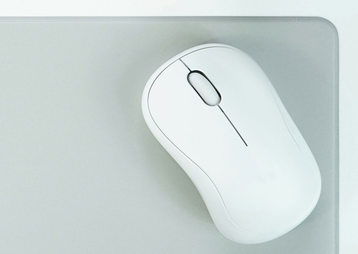 Eine weiße Apple Magic Mouse