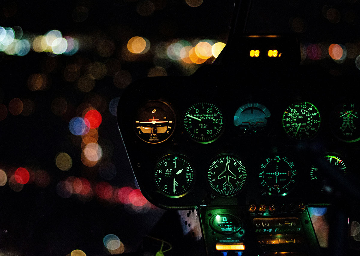 Nahaufnahme des analogen Messgeräts von einem Flugzeug