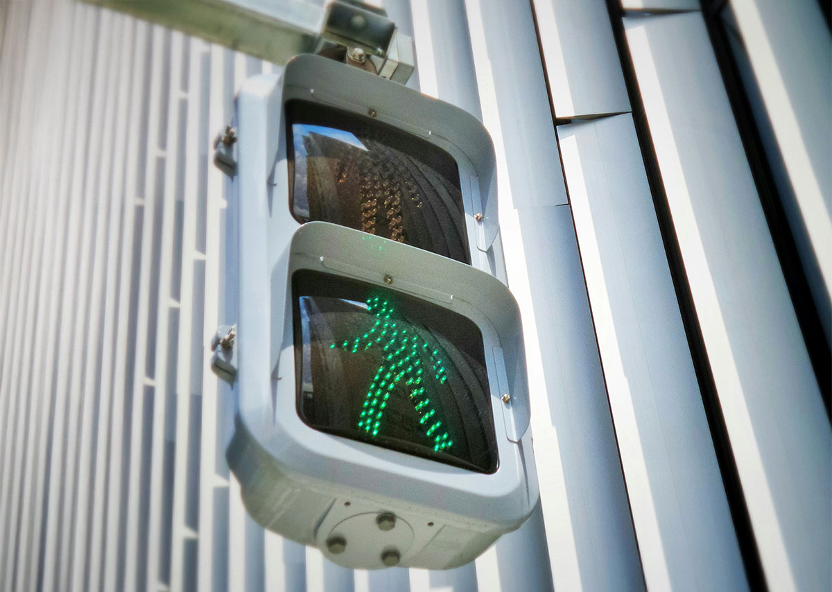 Eine Ampelschaltung, die auf grün steht